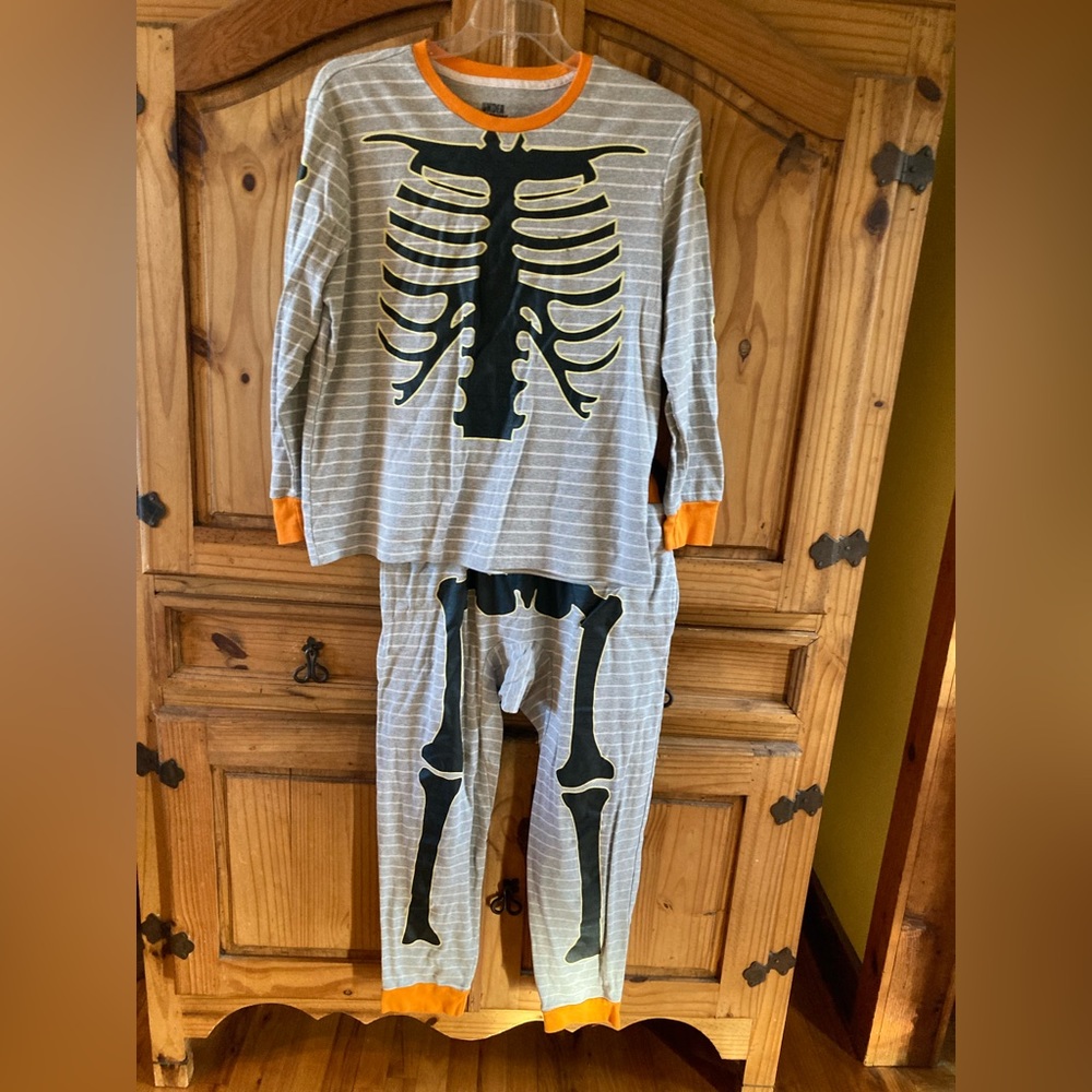 Adults Under Disguise gray orange skeleton 2 piece pajamas size L